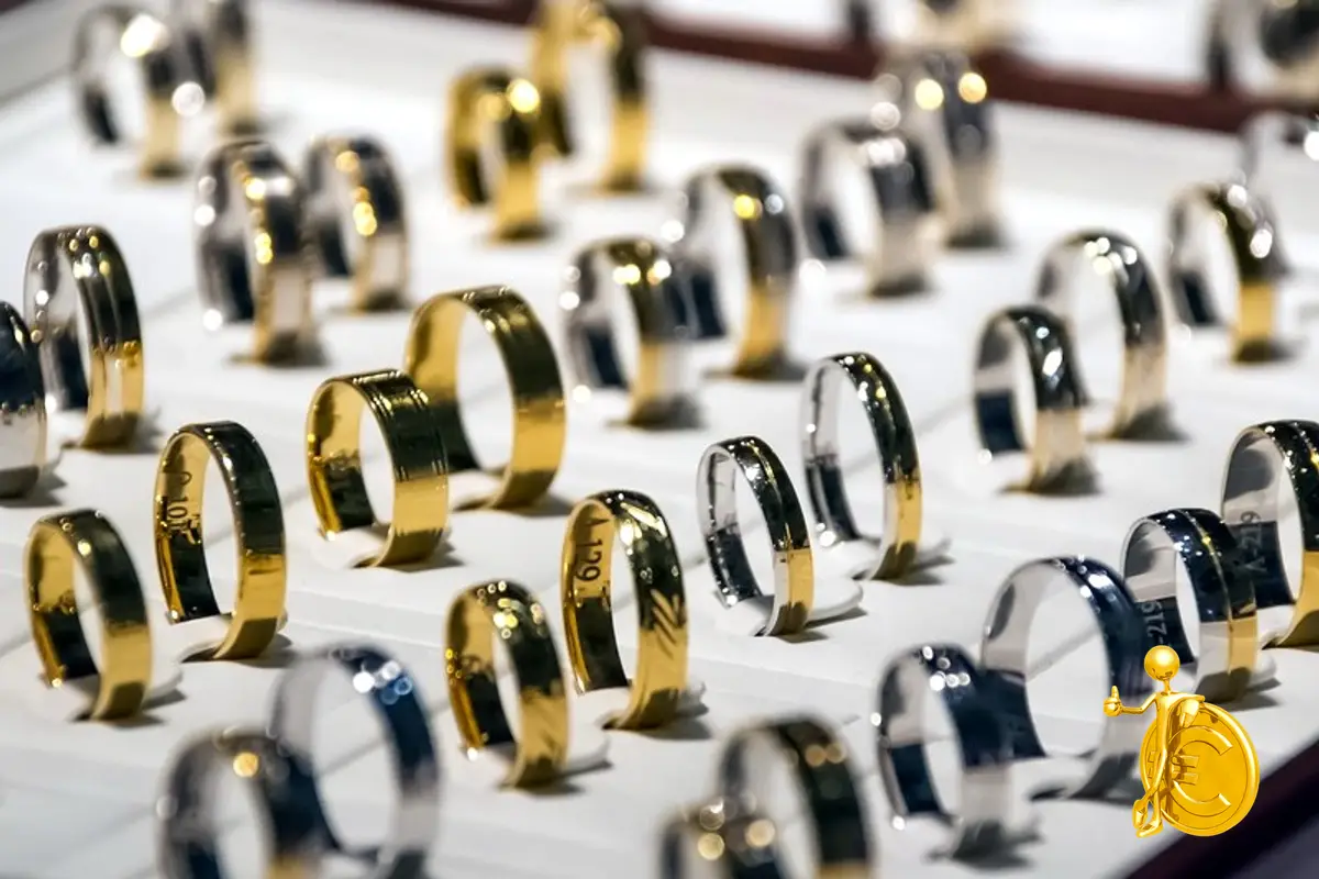 Vassoio di anelli d'oro e color argento in esposizione