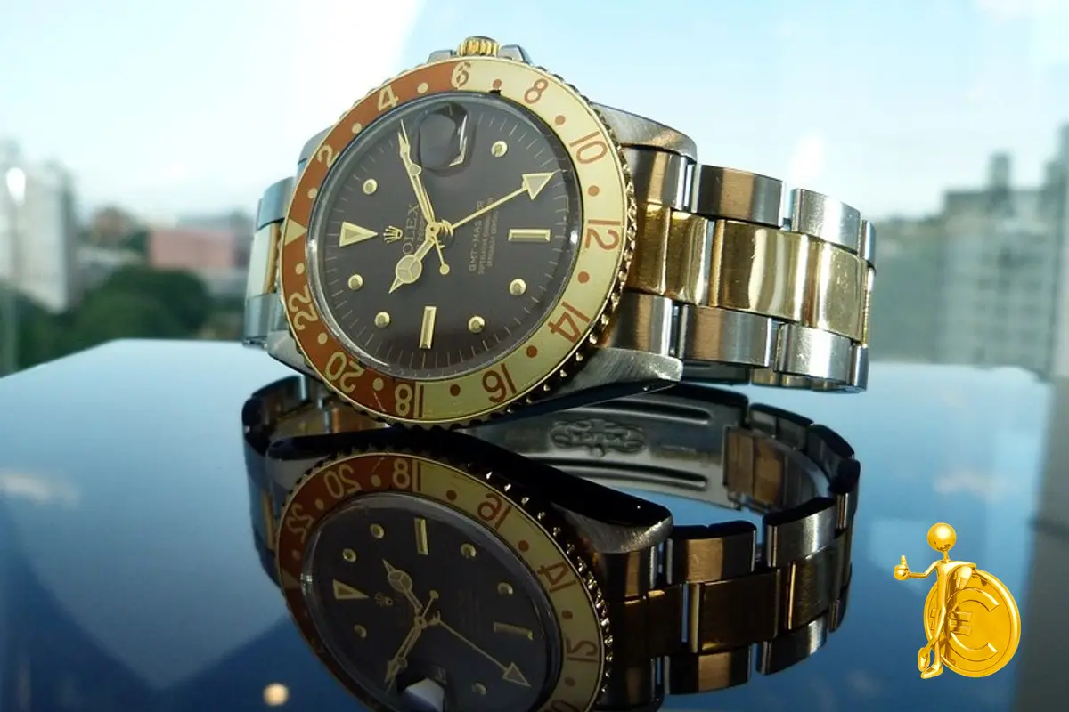 Un orologio da polso d'oro e acciaio riflesso su una superficie lucida