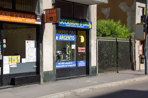 Vetrina del negozio Occasioni d'Oro di Via Medeghino, Milano