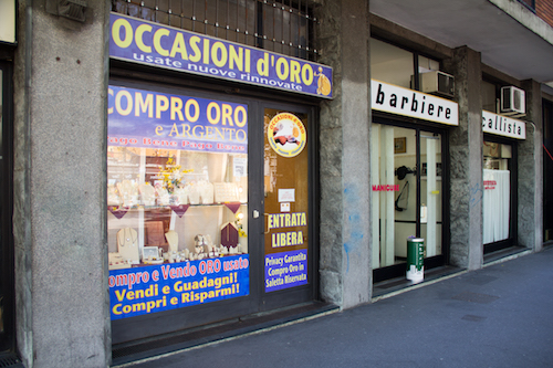 Vetrina del negozio Occasioni d'Oro di Viale Liguria, Milano