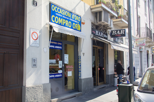 Vetrina del negozio Occasioni d'Oro di Via Novara, Milano